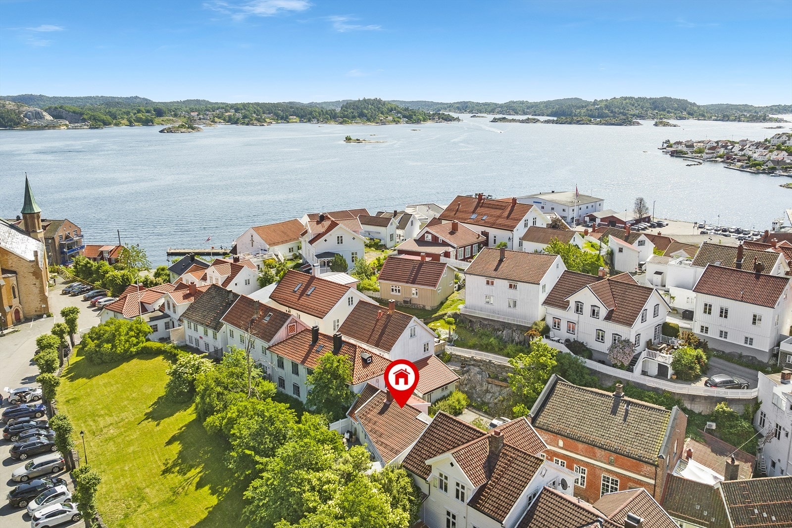 Huset ligger meget sentralt, rett ved Kirketomta i Kragerø sentrum Galleribilde