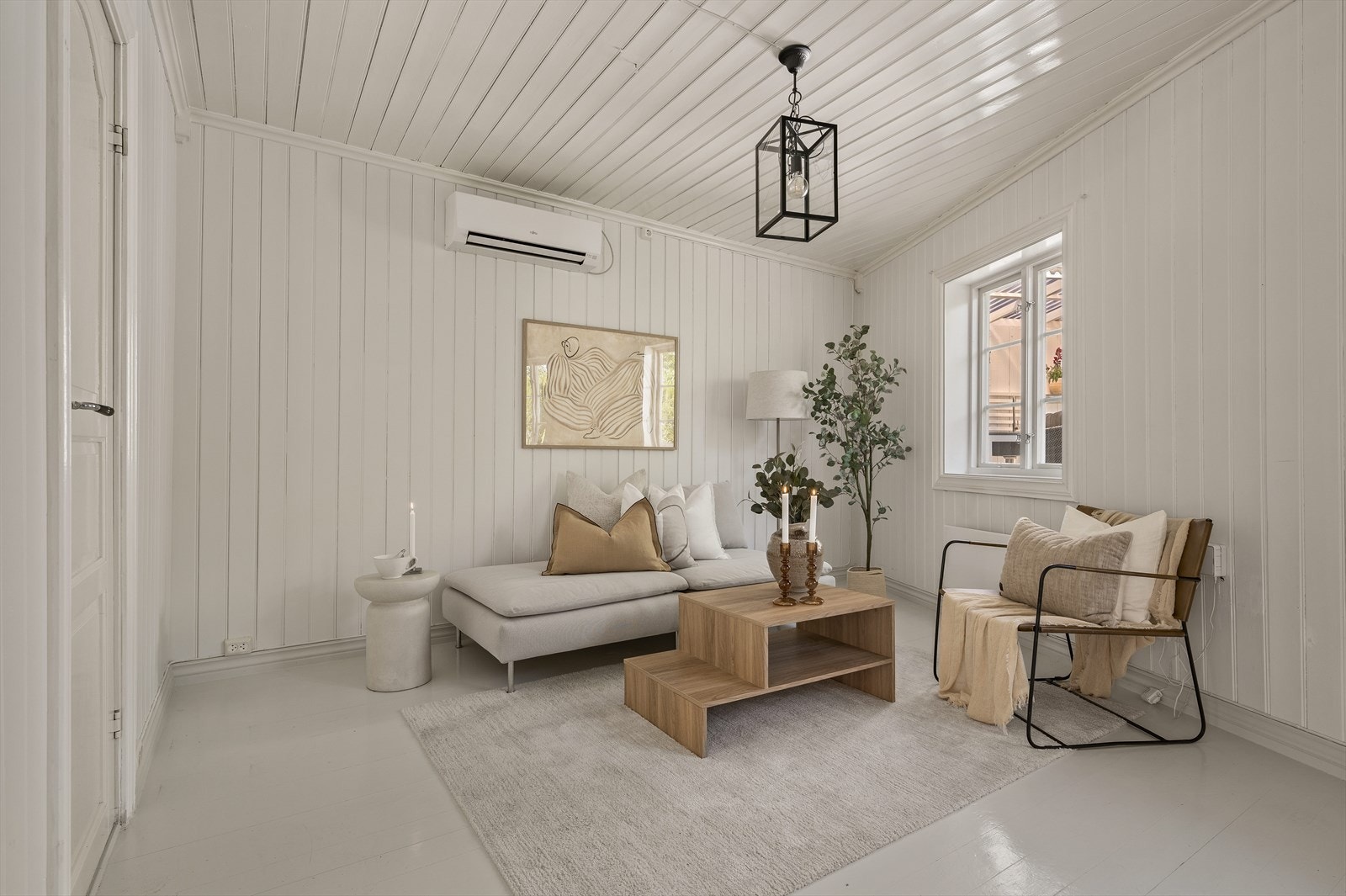 I tillegg til vedfyring har boligen varmepumpe som gir både kjøling og oppvarming Galleribilde