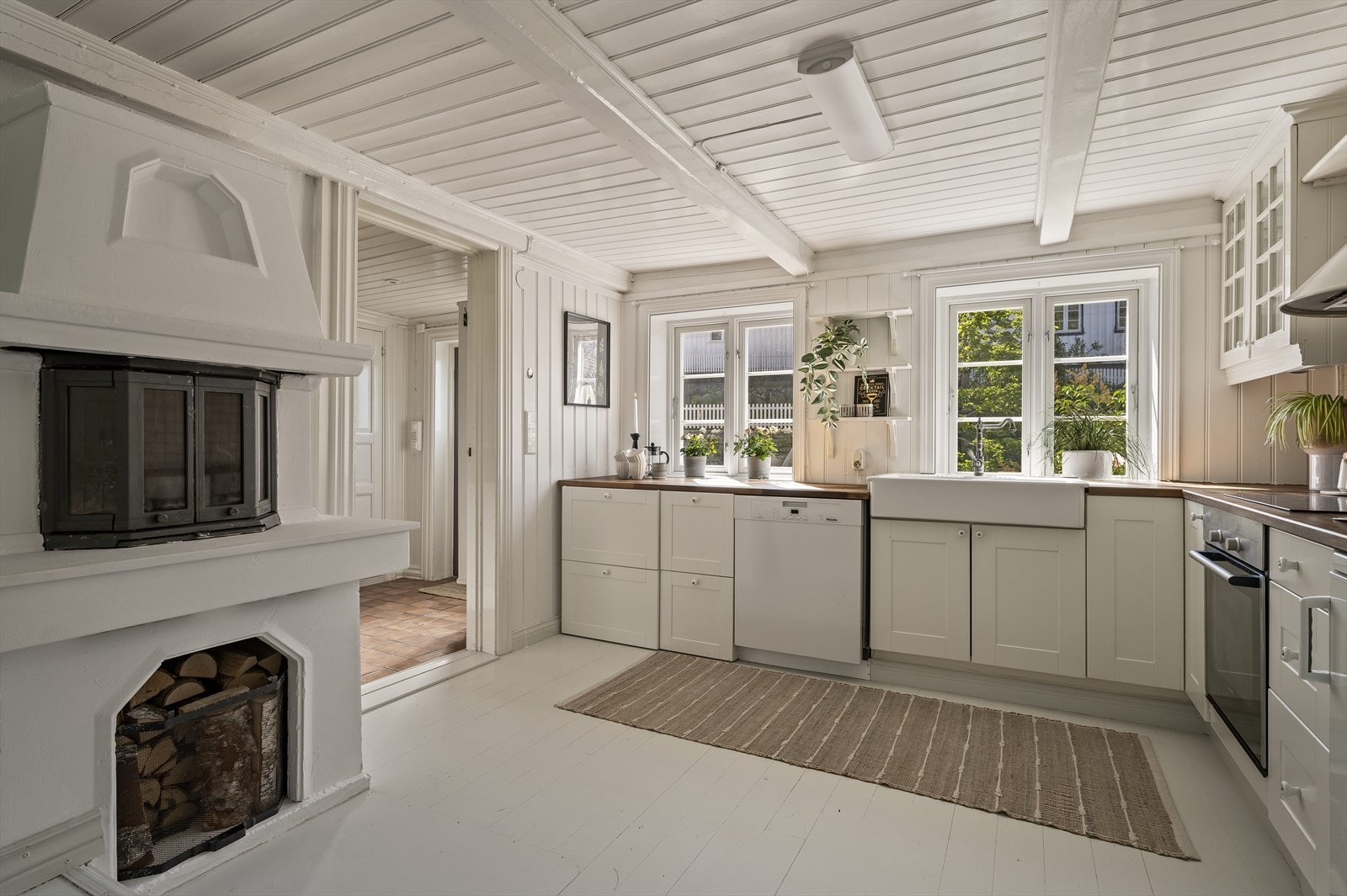 Hyggelig kjøkken med nyere innredning og egen peis Galleribilde