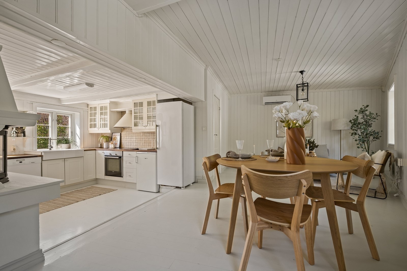 Lysmalt og pen stue med god plass til både spisebord og sofagruppe Galleribilde