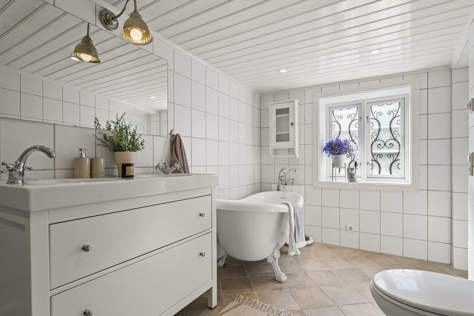 Badet har flis på gulv og vegger og det er varmekabler i gulvet. Galleribilde