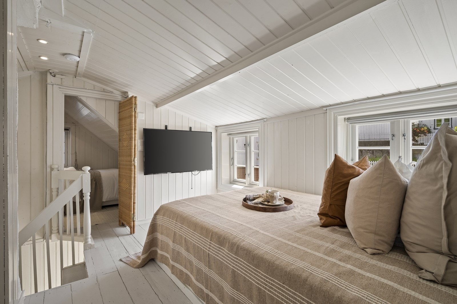 Boligens 2. etasje er delt opp i 3 rom, men det er ikke målbart areal pga lav takhøyde. Galleribilde