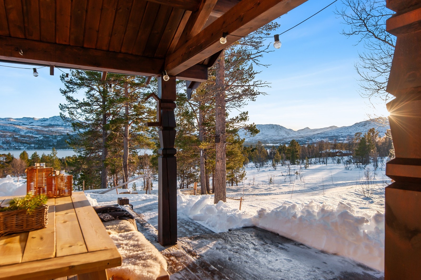 Koselig sitteplass på terrassen med vakker utsikt. Galleribilde