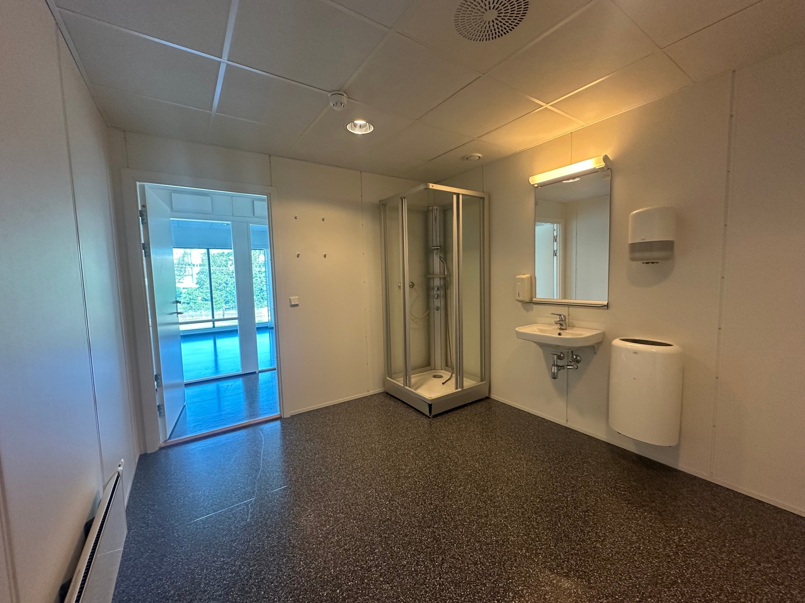 Lokalene er utstyrt med adskilte herre og dame garderober som kan brukes til en annen funksjon ved ønske eller behov. Galleribilde