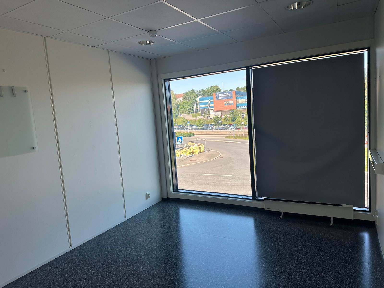 Solfylte kontorer mot togstasjon i forskjellige størrelser. Galleribilde