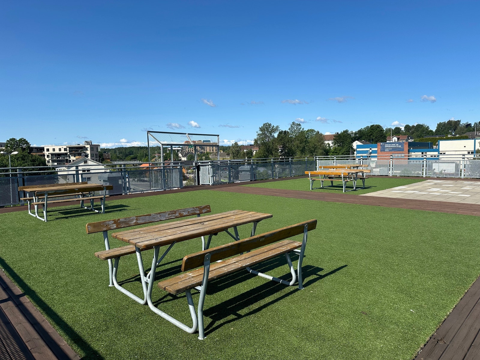 Flott og solrik takterrasse som kan benyttes som spisested. Galleribilde