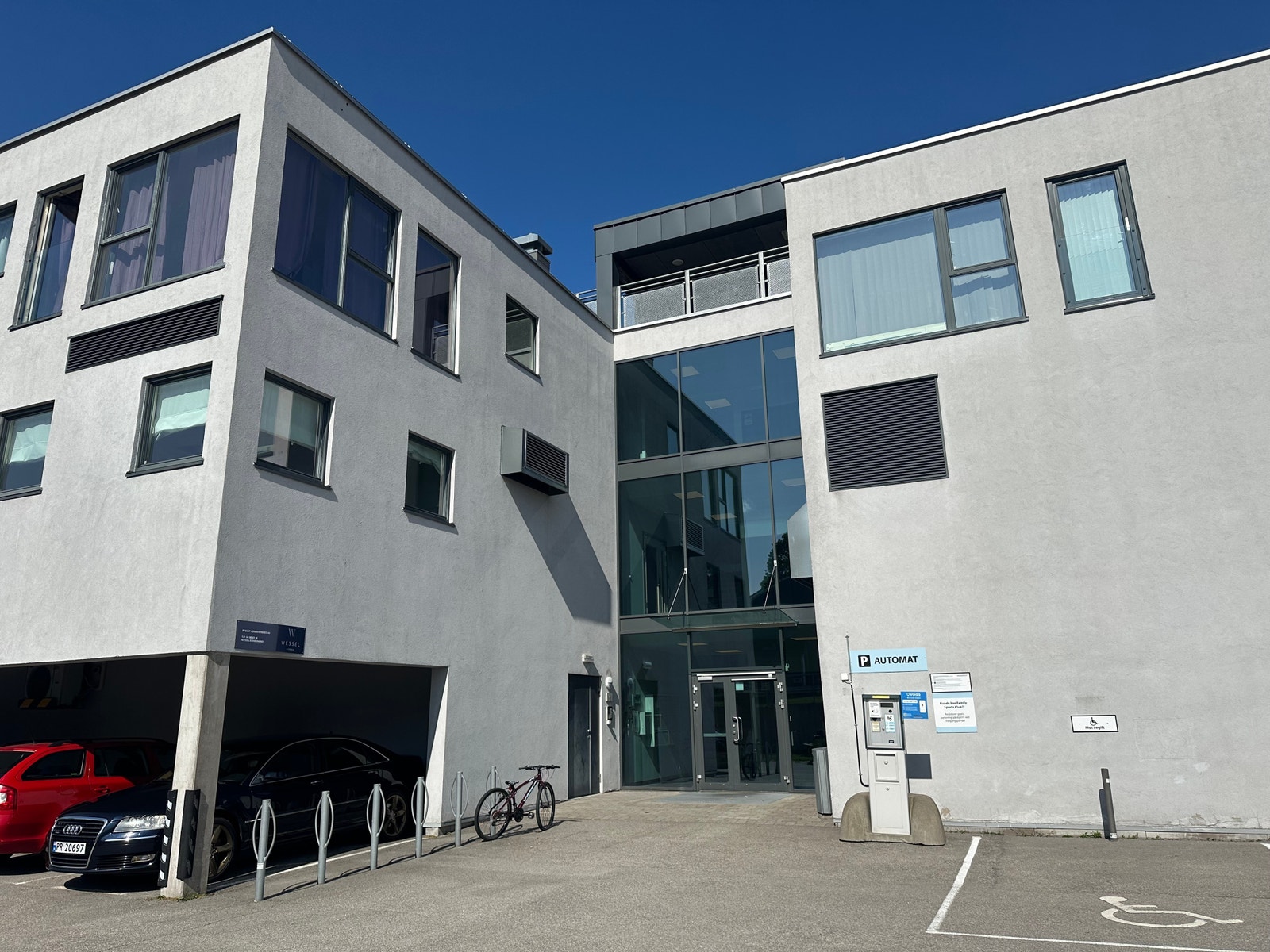 Inngangsparti fra utsiden med gode muligheter for skilting! Galleribilde