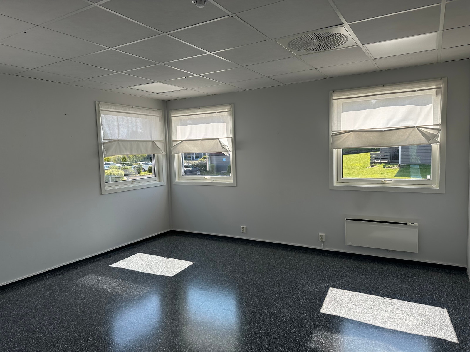 Hyggelige kontorer mot parkeringsplass. Galleribilde