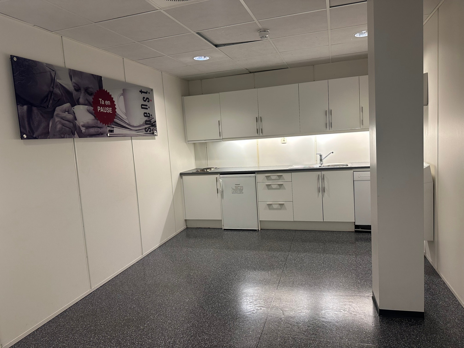 Personalkjøkken og lunsjrom med plass til å sette inn et spisebord. Galleribilde