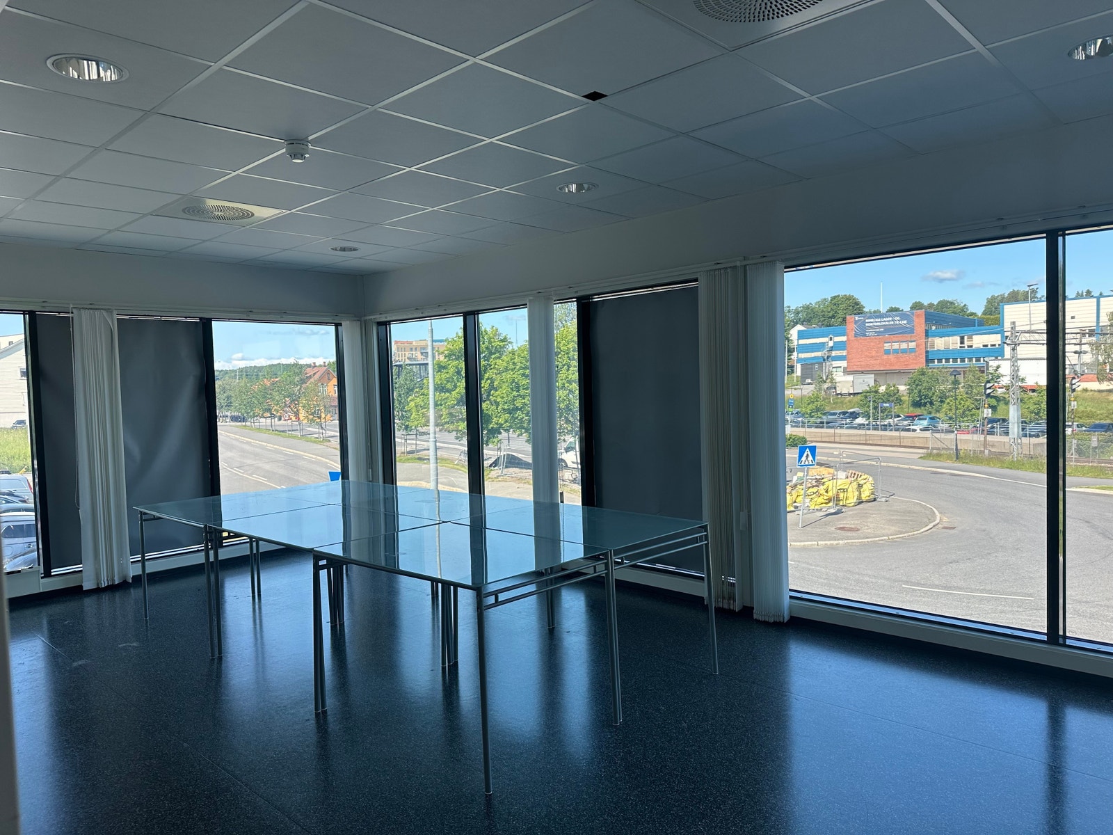 Romslig og hyggelig møterom som kan gjøres om til for eksempel flere kontorer, eller en åpen kontorløsning. Galleribilde