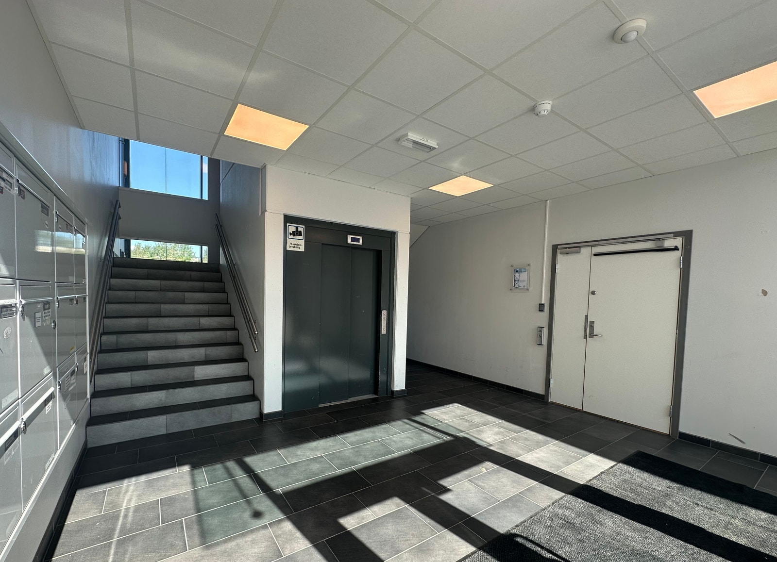 Brukervennlig heis og trapper opp som går hele veien fra plan til en flott takterrasse. Galleribilde