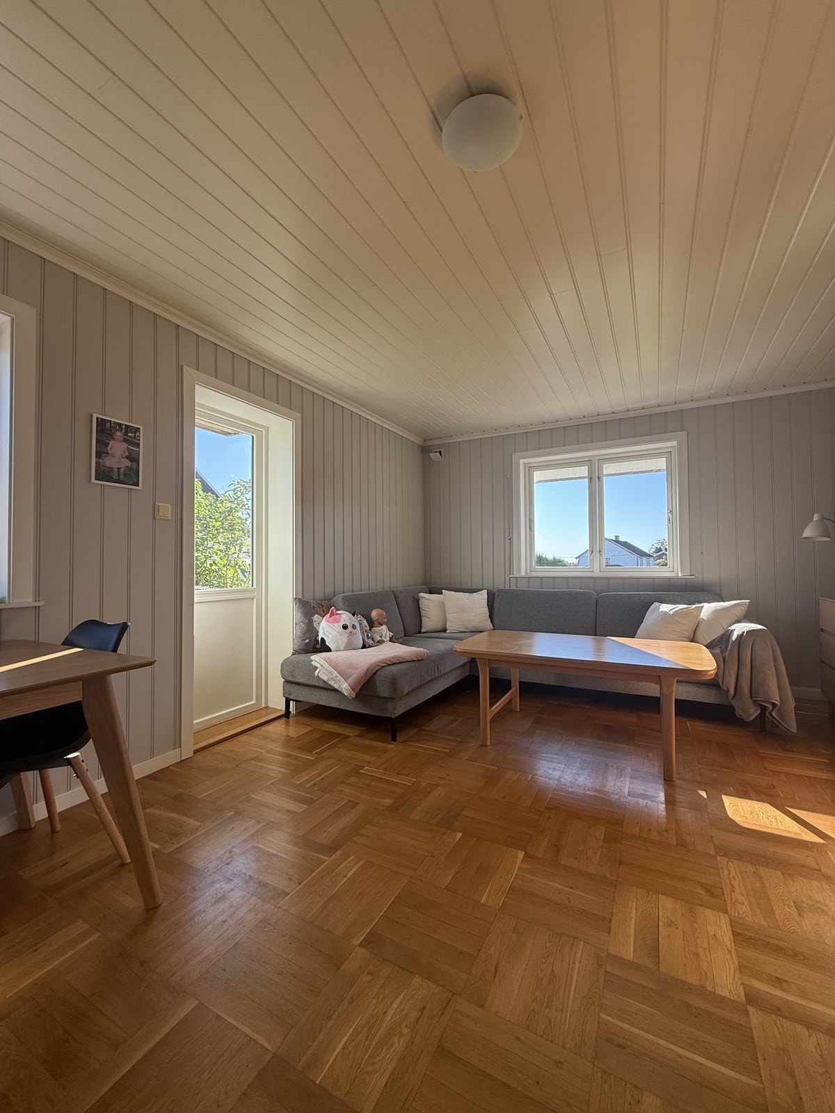 Stue med vinduer som slipper inn mye naturlig lys Galleribilde