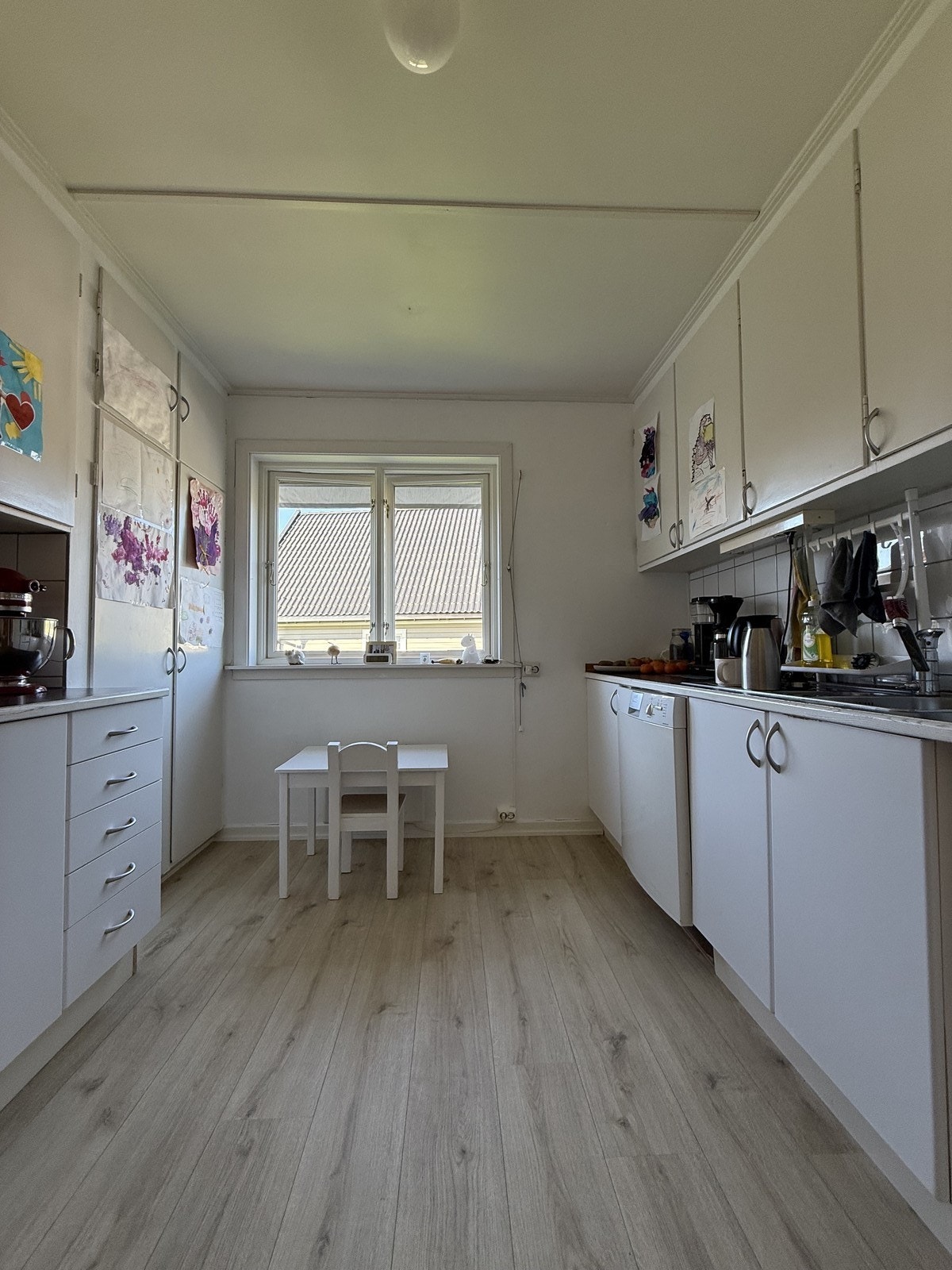 Kjøkken med god skap- og benkeplass Galleribilde