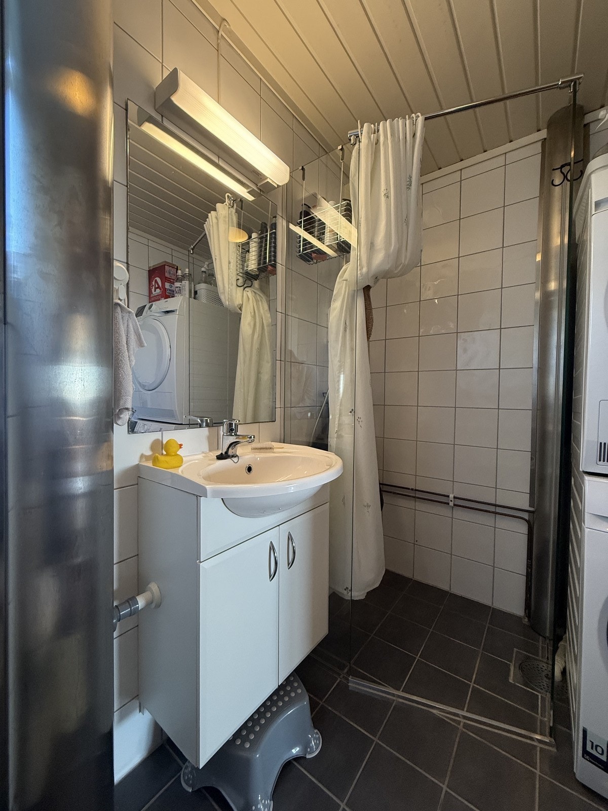 Flislagt bad med hjørnedusj, toalett og servant m/innredning Galleribilde