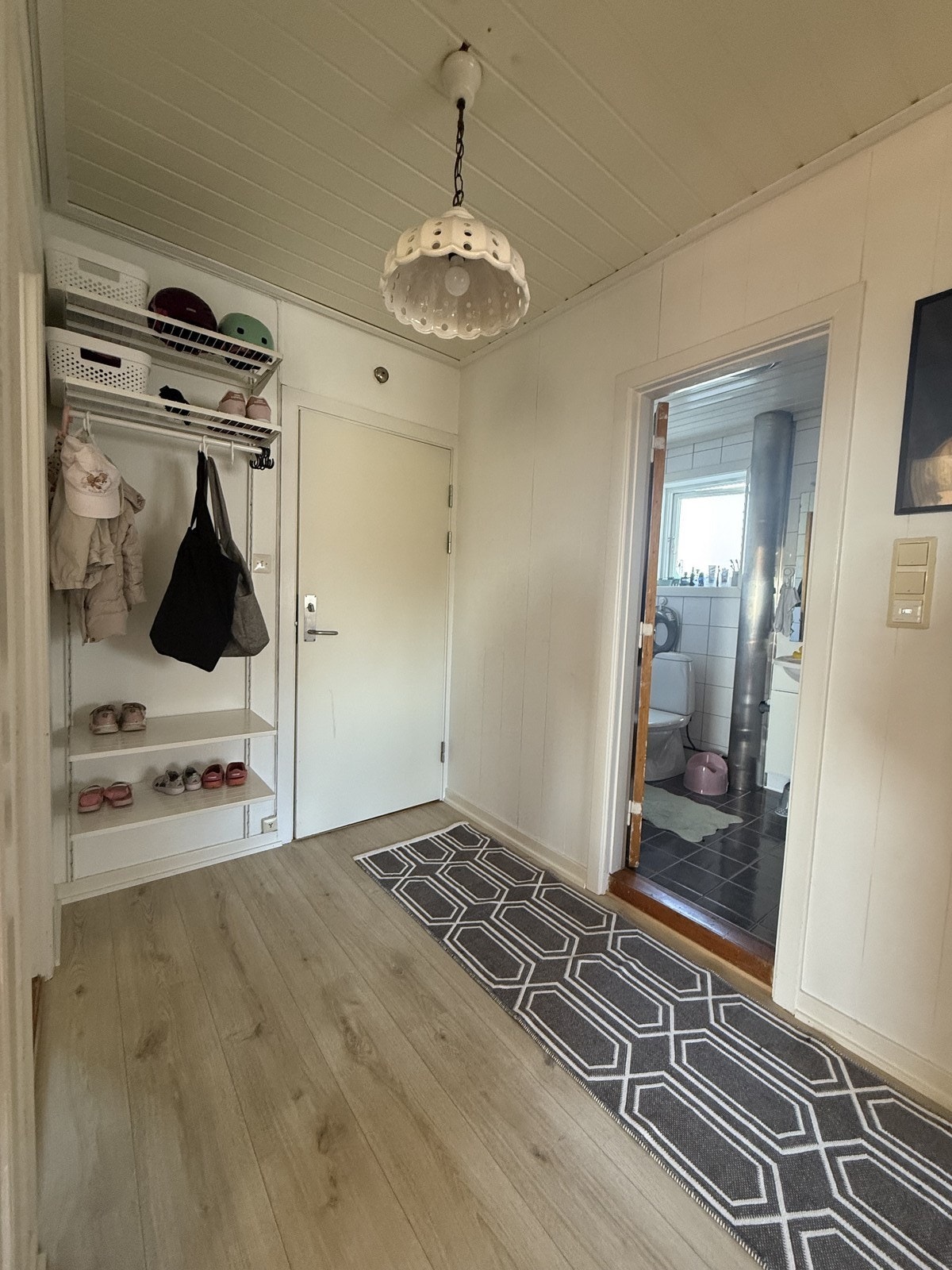 Velkommen inn! Entrè med god plass til sko og yttertøy Galleribilde