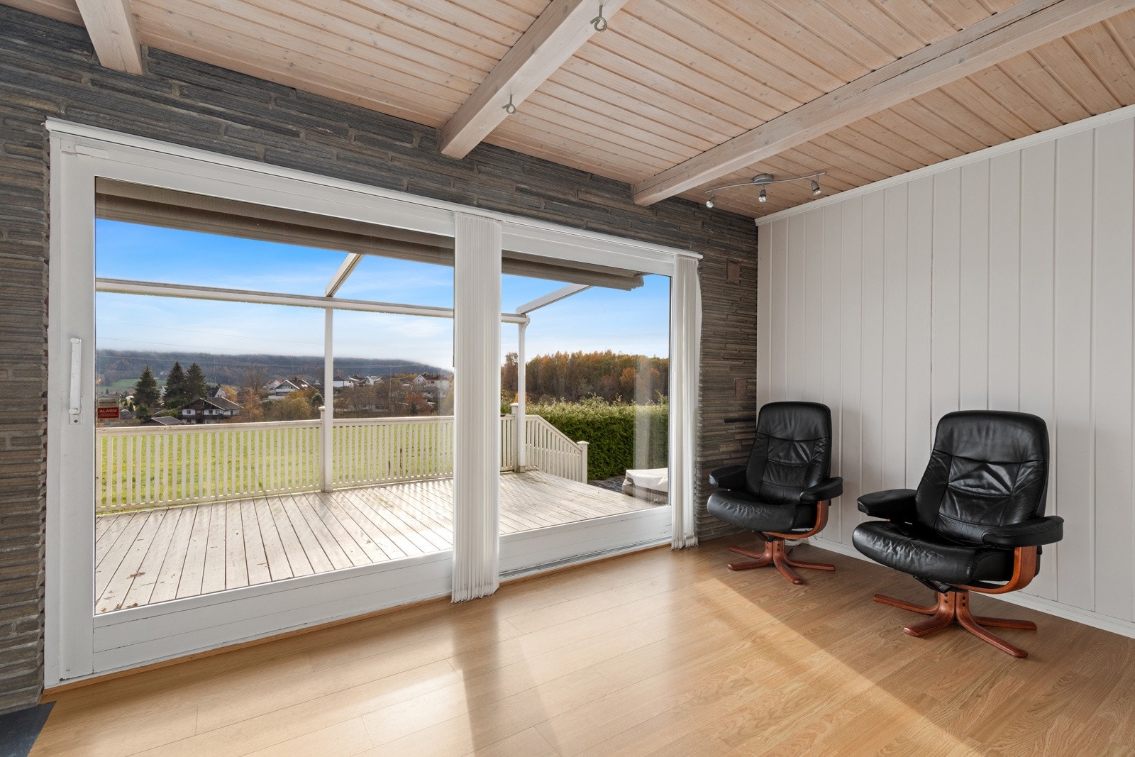 På rommet er det store skyvedører av tre med isolerglass, som slipper inn rikelig med naturlig lys. Galleribilde