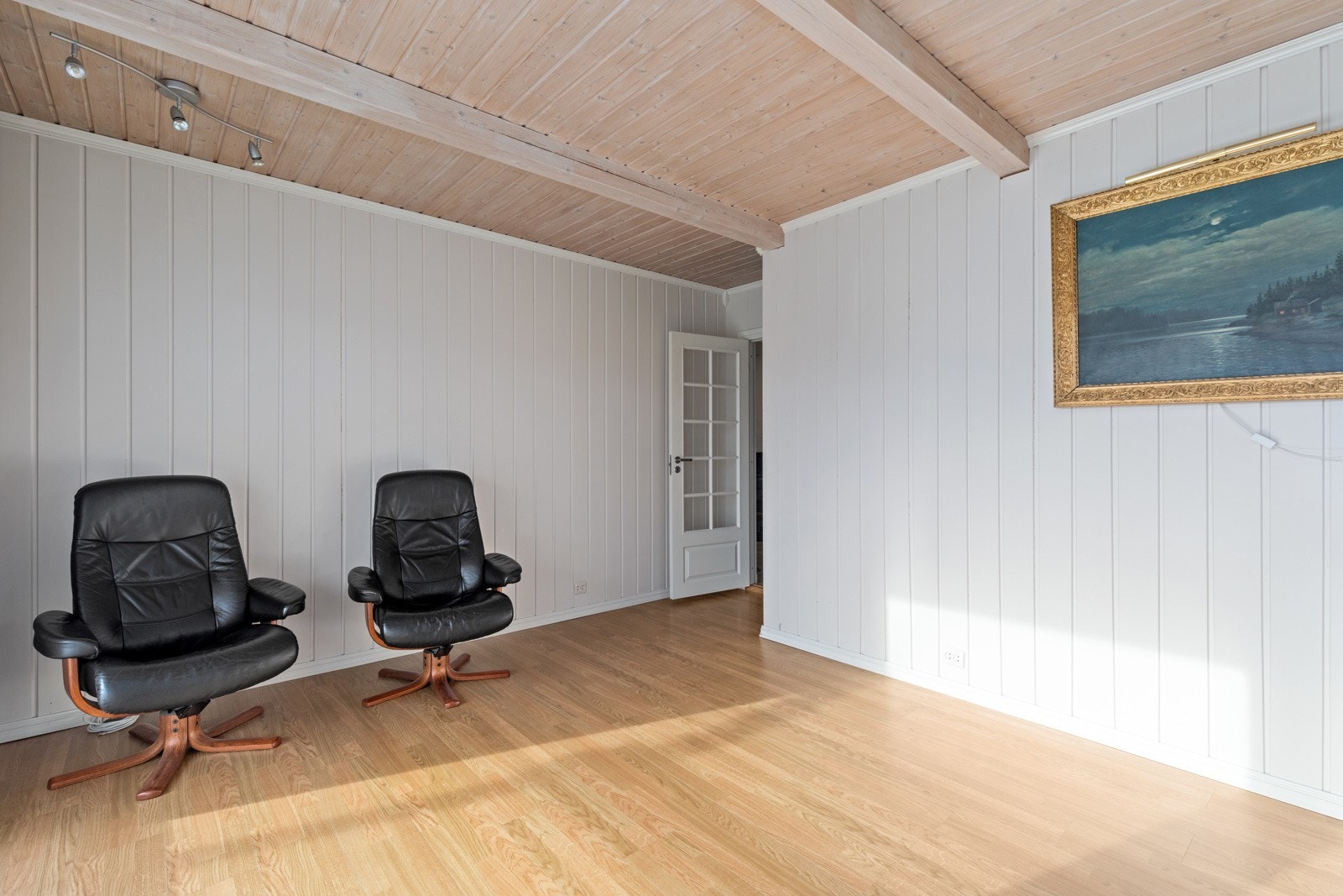 Rommet er lyst og pent og har en egen peis. Galleribilde