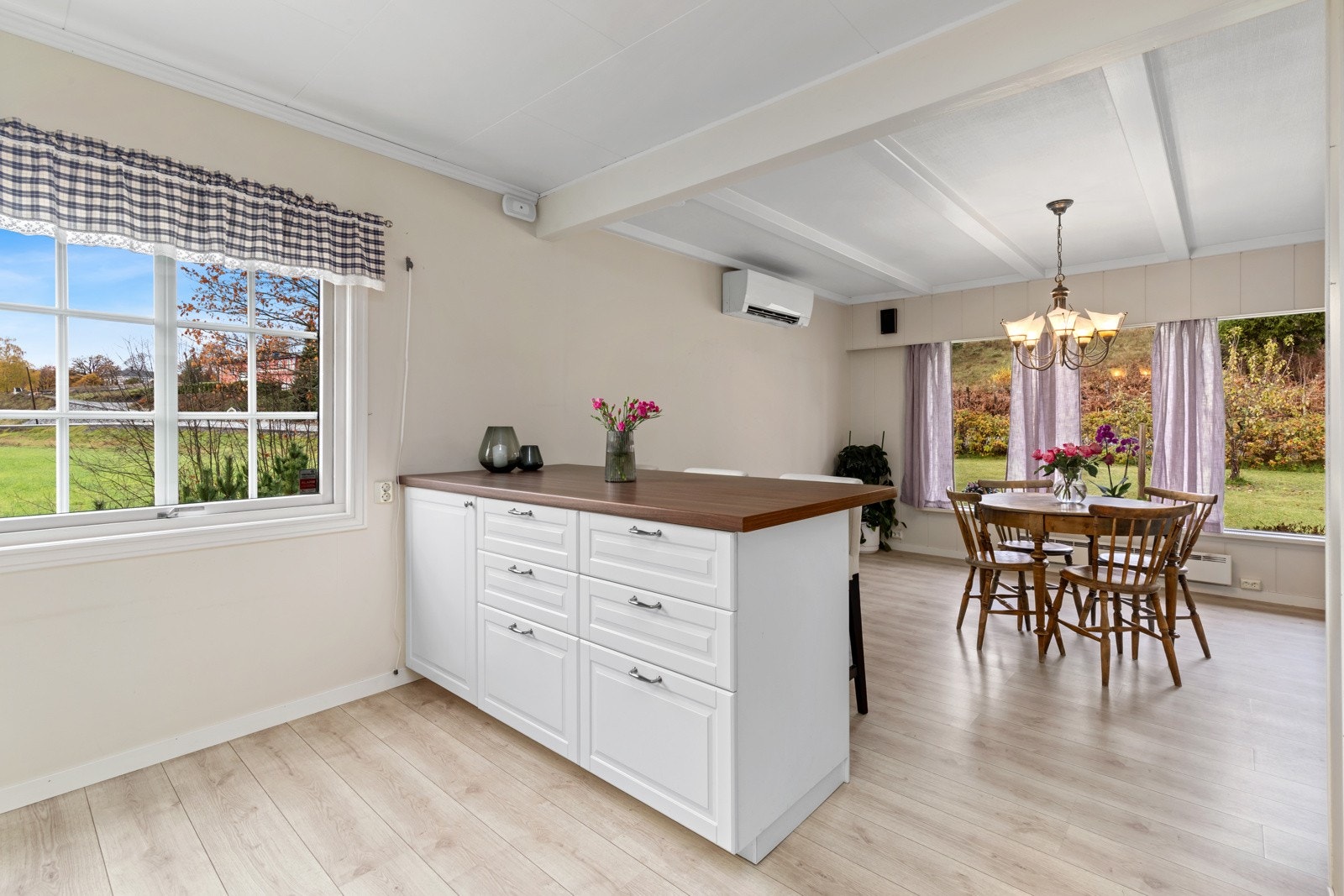 Her er det en praktisk og åpen løsning mot spisestue/stue. Galleribilde