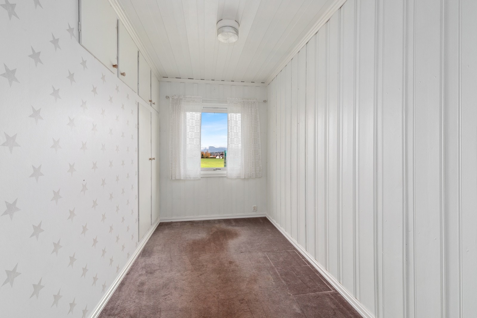 Boligens første soverom er malt i lyse farger og passer perfekt som gjesterom, barnerom eller hjemmekontor. Galleribilde