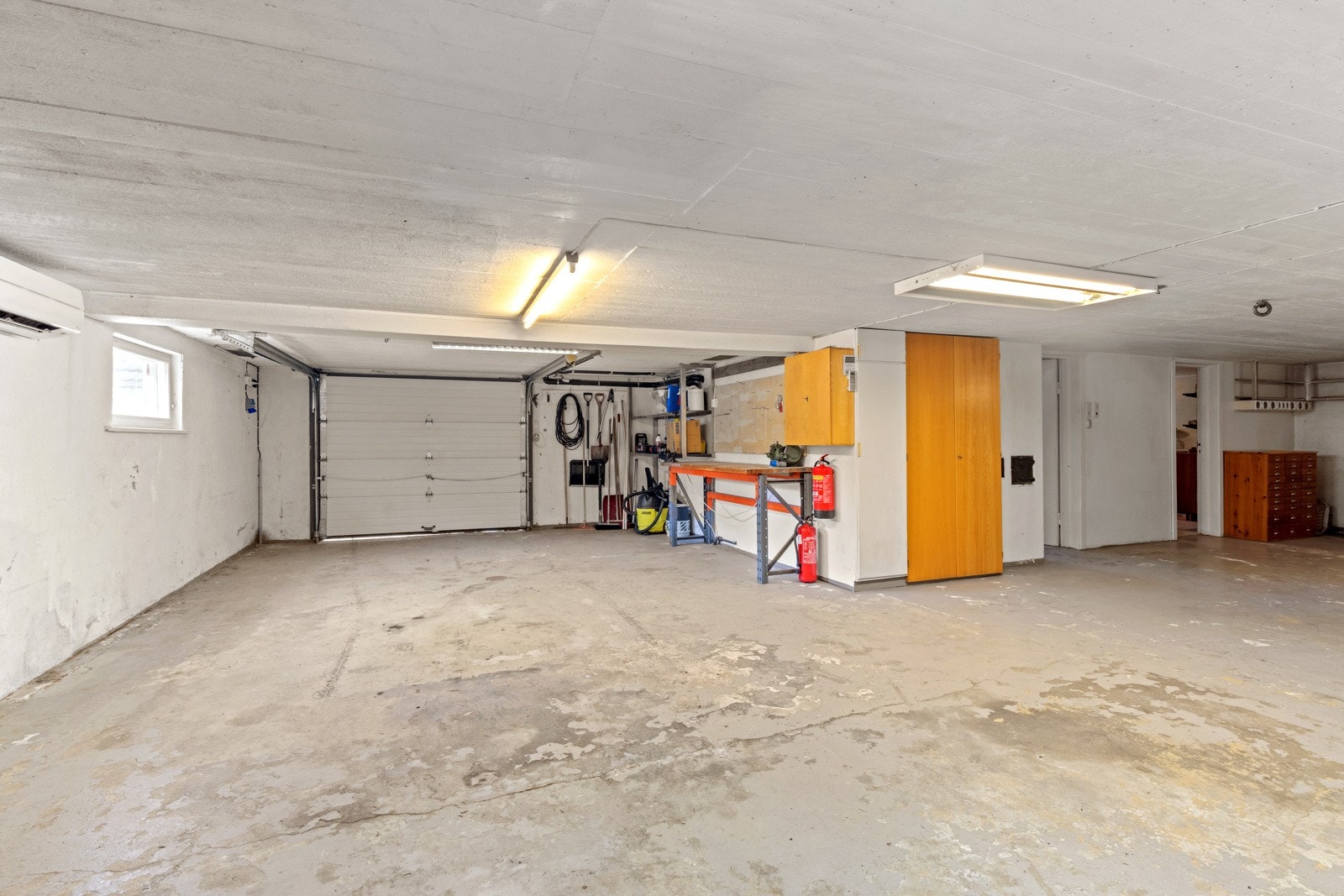 Kjelleren har adkomst fra entreen eller fra garasjeport. Galleribilde