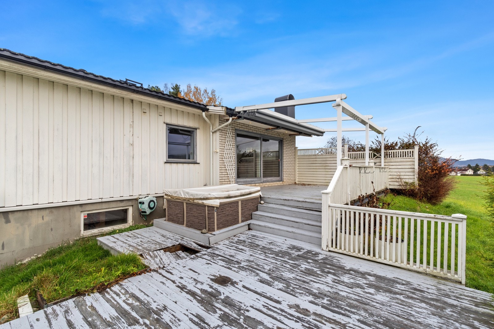 Terrasen er på flere trinn og byr på flere praktiske soner. Terrassen kan også by på en Jacuzzi. Galleribilde