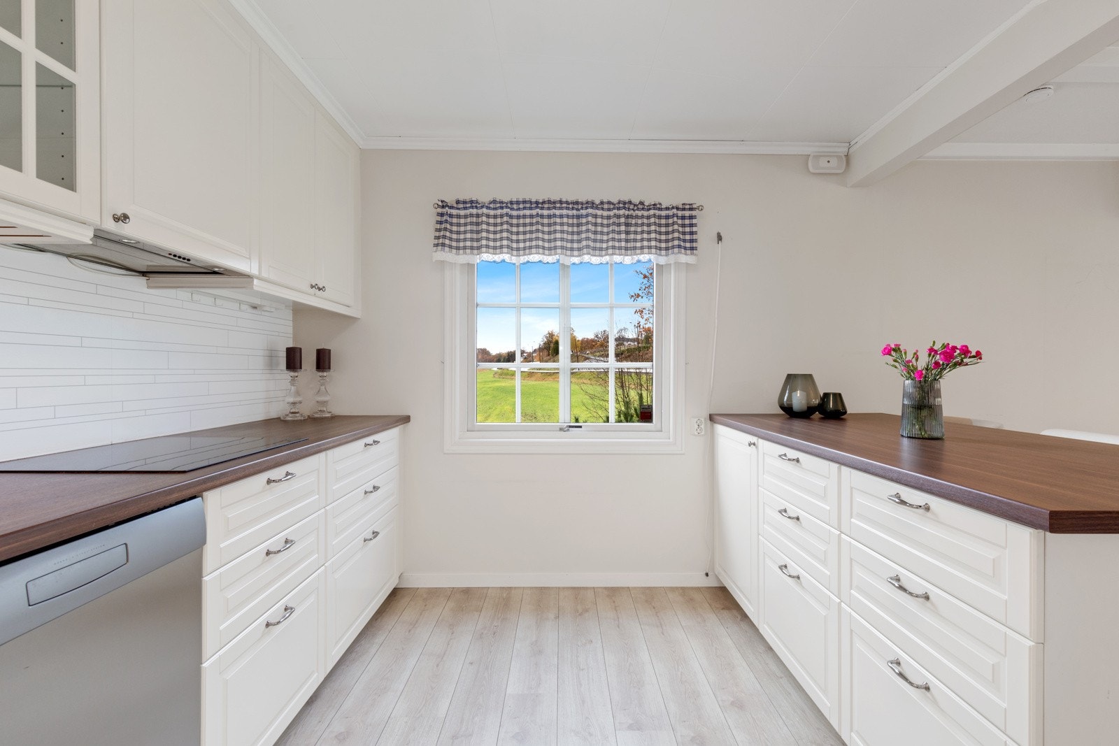 Kjøkkenet har fine hvite fronter med profilert utførelse. Galleribilde