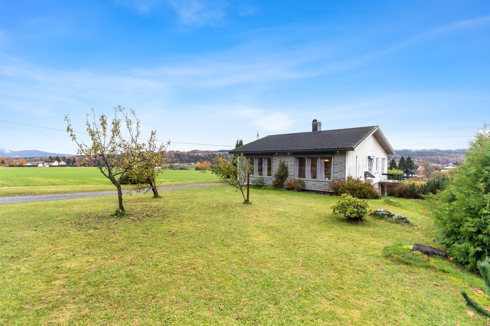 Boligen står på en romslig og solrik tomt. Galleribilde