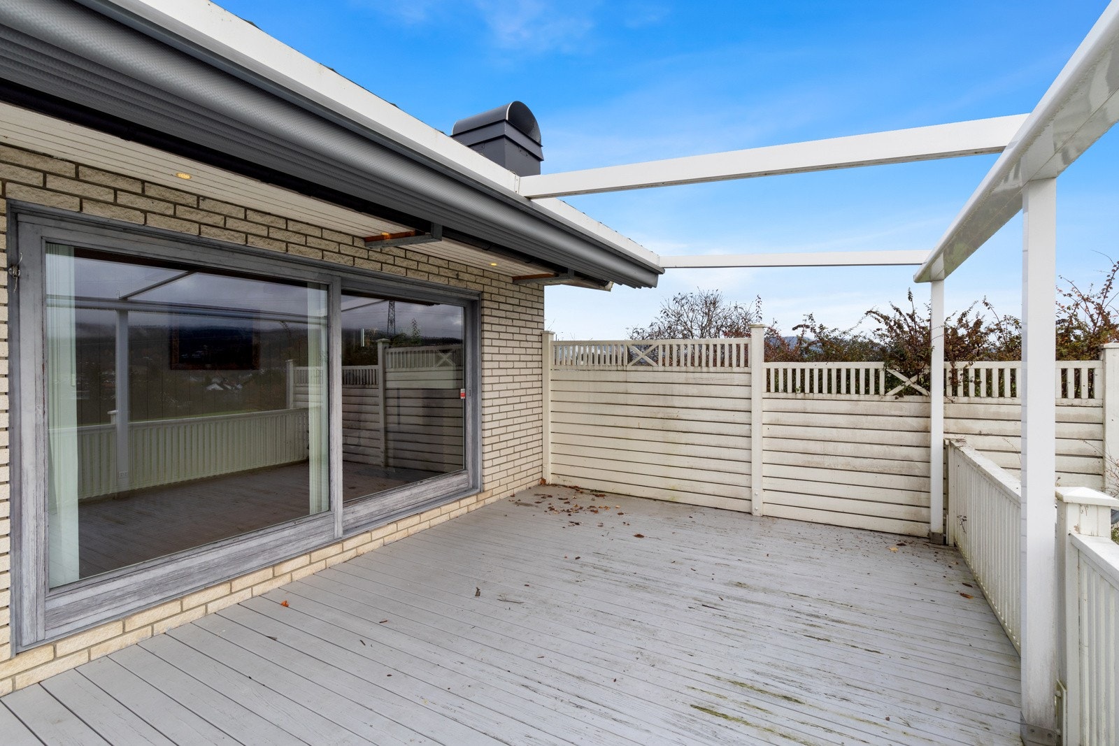Veranda med montert pergola med motordrevet tak fra 2015. Galleribilde