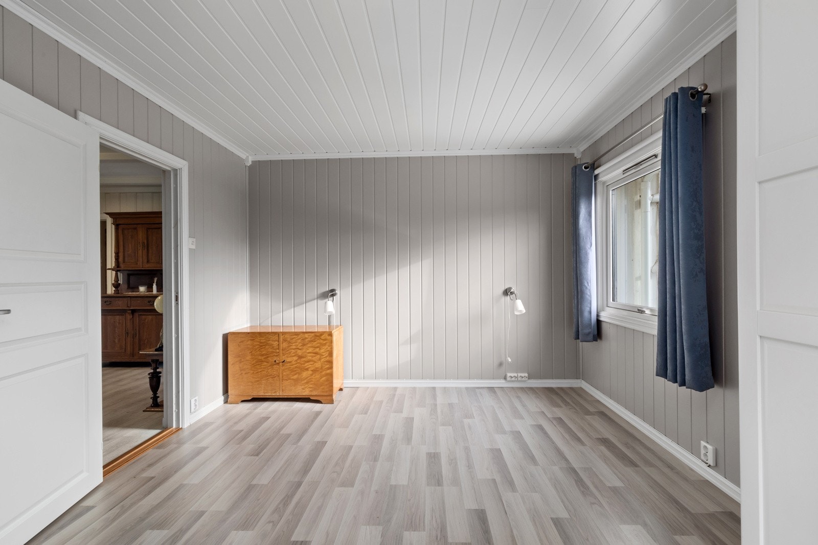 Rommet har god plass dobbeltseng, nattbord og tilhørende møblement. Galleribilde