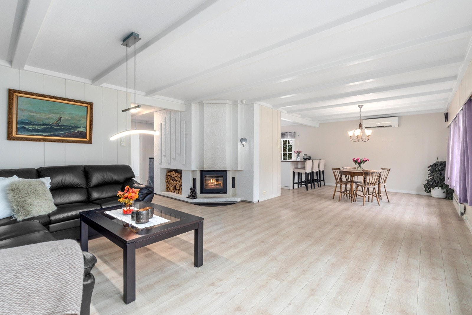 Stuen er romslig og har god plass til både en trivelig sofagruppe samt spisegruppe nærmere kjøkken. Galleribilde