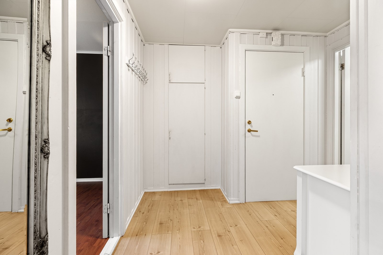 Plassbygde skap i inngangspartiet Galleribilde