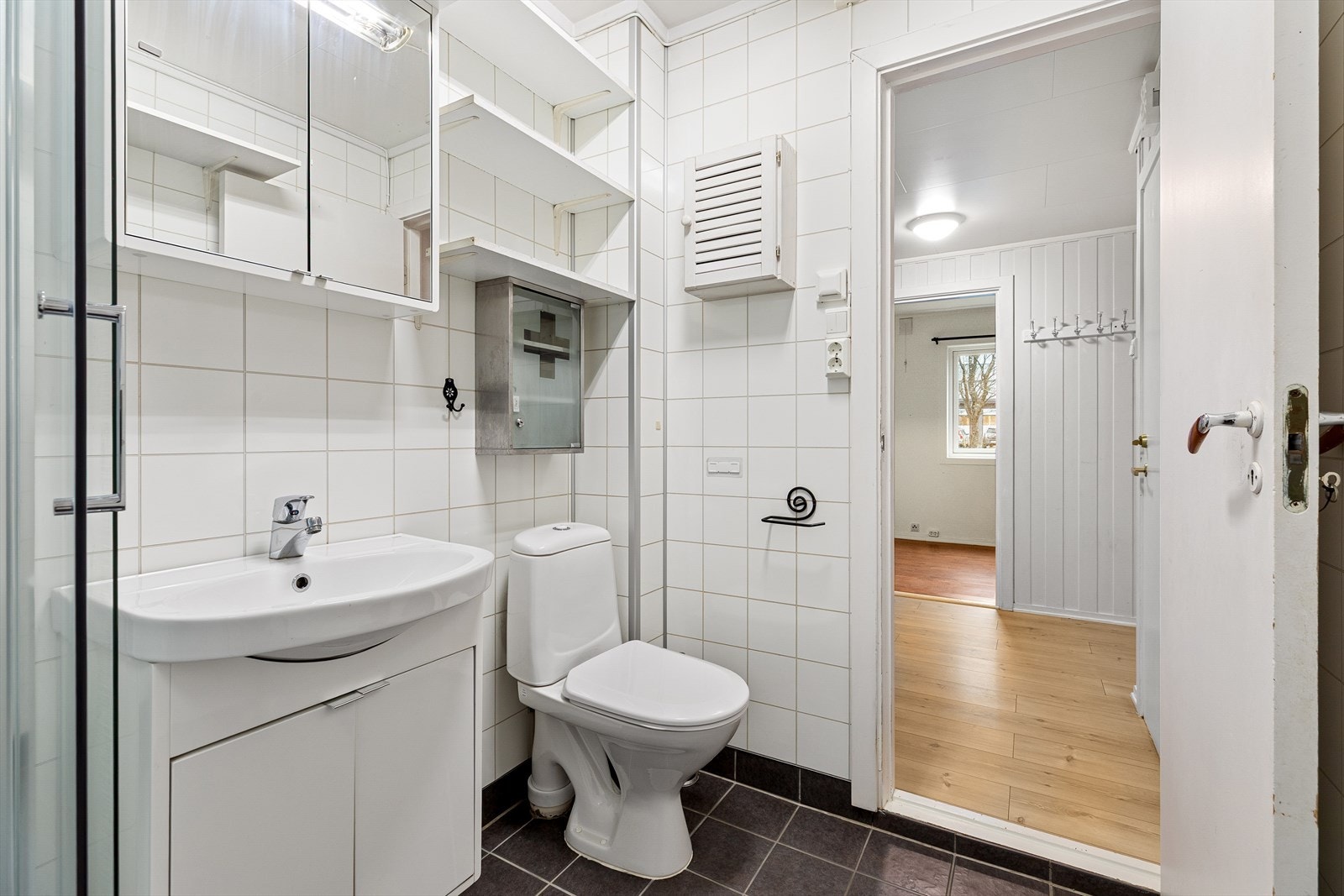 Dusjkabinettet, opplegg for vaskemaskin, toalettet, og avtrekksviften, ble fornyet i 2024. Galleribilde