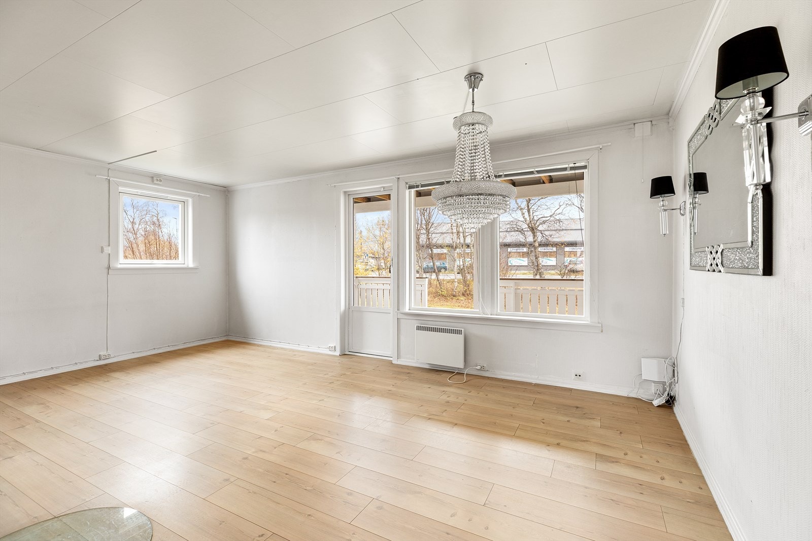 God lagringsplass. Leiligheten disponerer 2 boder i kjelleren som utgjør BRA-e, og andel av fellesareal på loftet som er et felles område, og ikke tatt med i arealet. Galleribilde