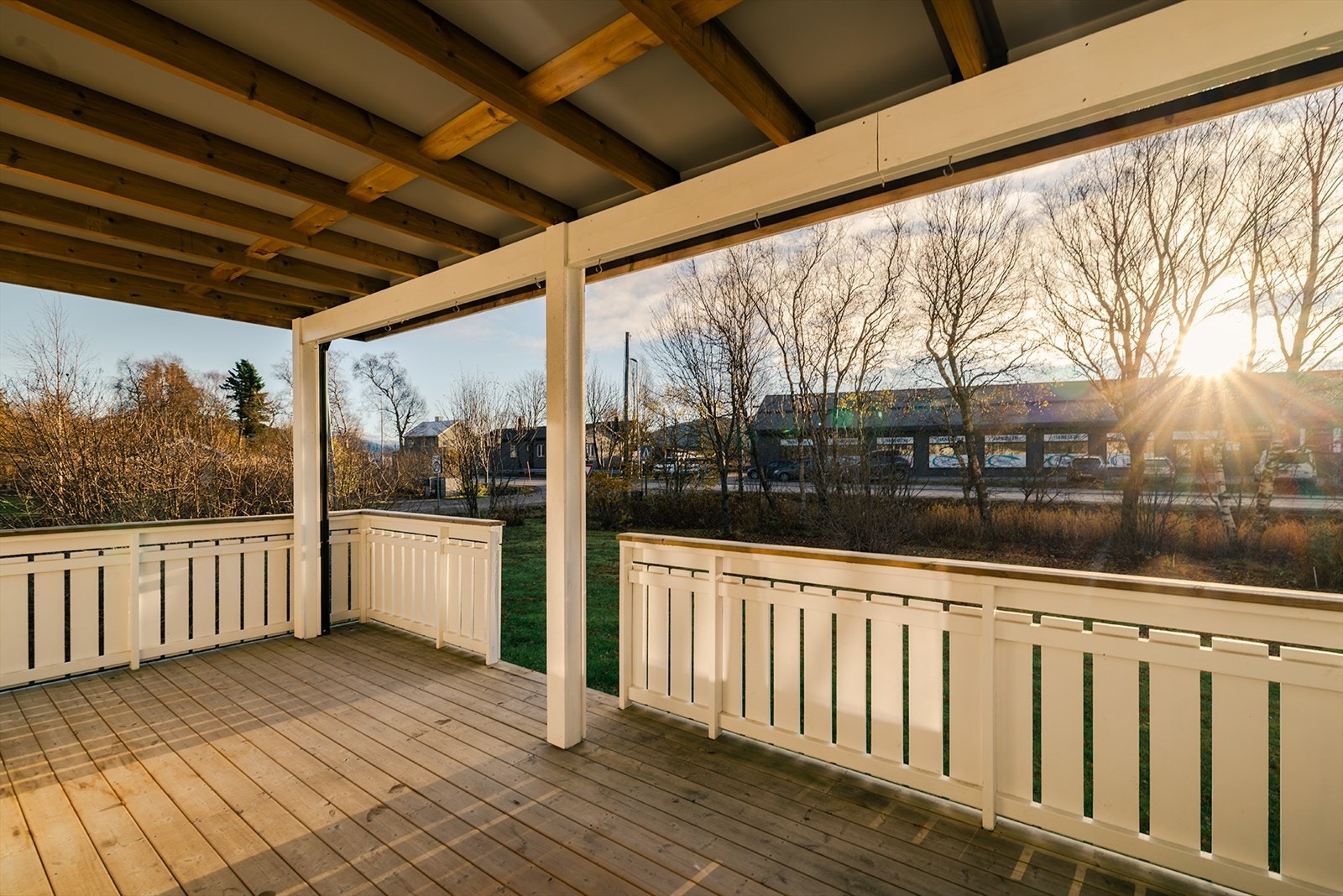 Nybygd balkong i 2021, ca. 18 m2 og med trapp til plenen Galleribilde