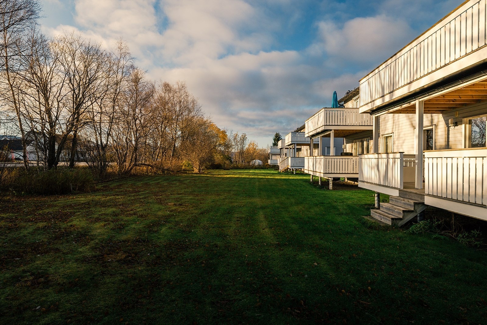 Bygget er betydelig oppgradert med ny drenering med utvendig knottplast mot muren i 2021. Ny utvendig
bordkledning, vindsperre, og en del av vinduene ble skiftet ut i 2015. Galleribilde