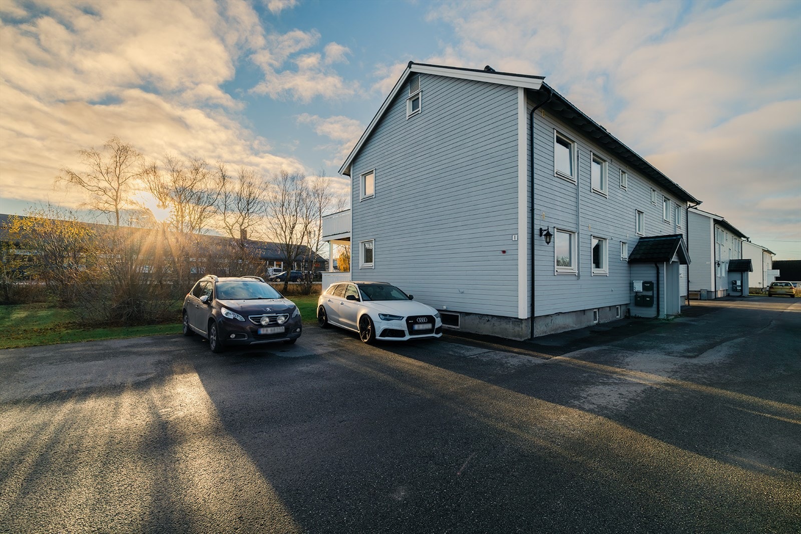 Nærhet til matbutikk, barnehage, skoler, busstopp og Fauskebadet med badstue, boblebad og terapibasseng. Gangavstand til sentrum. Asfaltert gårdsplass Galleribilde
