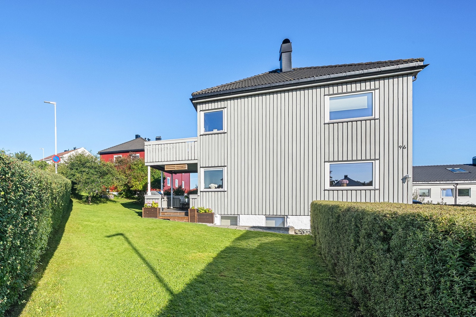 En skjermet, grønn og solrik hage - rett utenfor døra. Når det gjelder bygget for øvrig, så har bl.a. taket blitt skiftet i ca. 2008, samt at det er gjennomført ny drenering i ca. 2000. Galleribilde