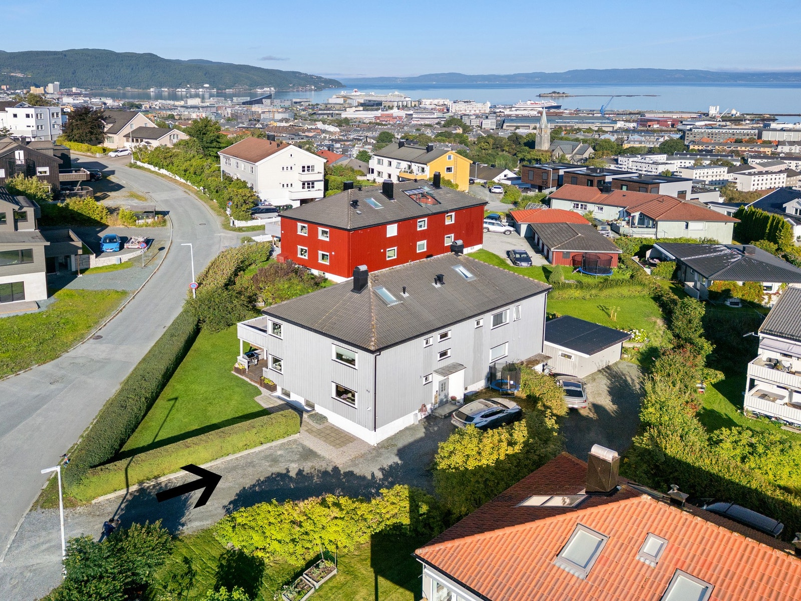 I gårdsrommet har man også en fast oppstillingsplass for bil - når man får besøk kan disse parkere rett bak denne plassen. Galleribilde