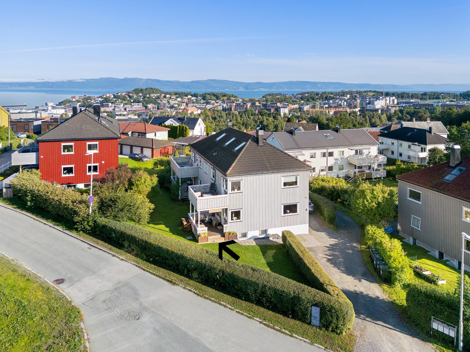 I Skyåsvegen bor man fredelig til, samtidig som man har gangavstand til bl.a. sentrum, dagligvarebutikker, barnehager og skoler. Gode kollektivforbindelser er det også - like ved. Galleribilde