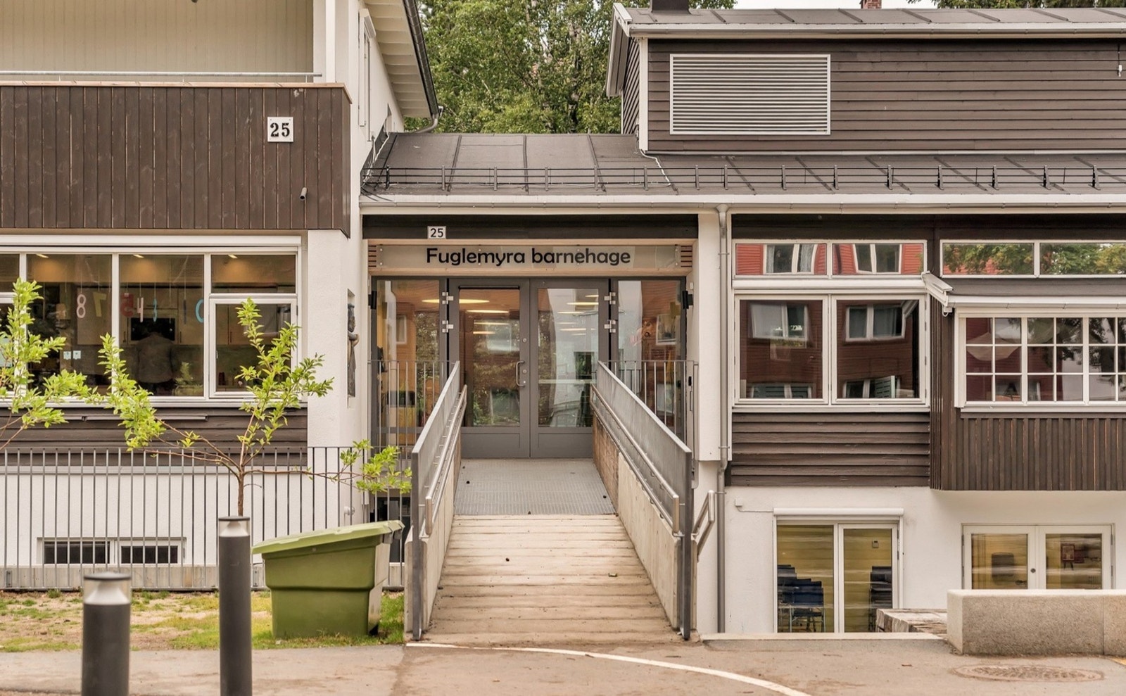 Det er et godt utvalg av både private og kommunale barnehager i området. Fuglemyra og Østmarka Idrettsbarnehage er begge ca. fem minutter unna i gangavstand. Galleribilde