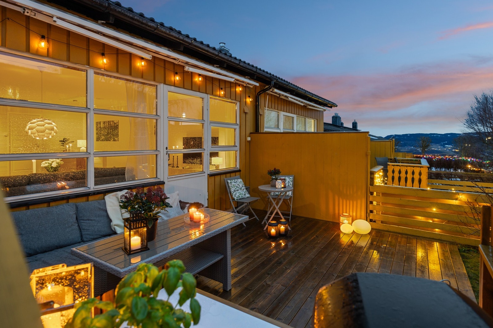 Terrassen på ca. 18 kvm er sydvendt og byr på svært gode solforhold. Galleribilde