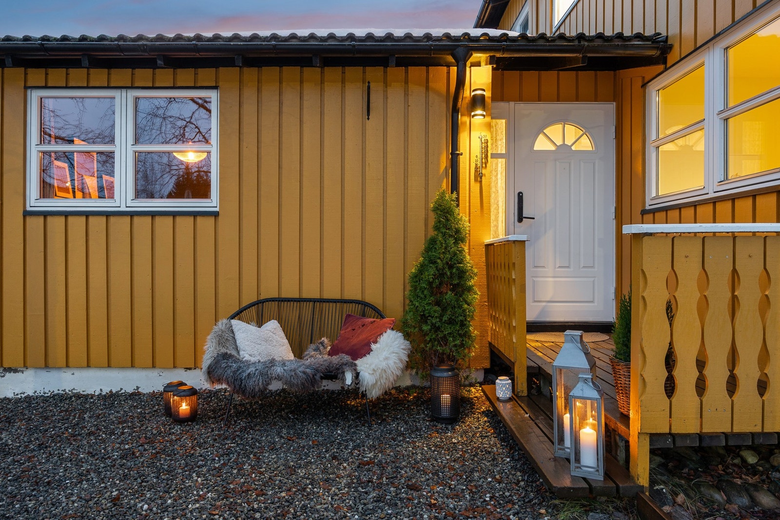 Boligen har en attraktiv endebeliggenhet som gir ekstra lysinnslipp, friere utsyn og mer privat uteareal sammenlignet med øvrige boliger i rekken. Galleribilde