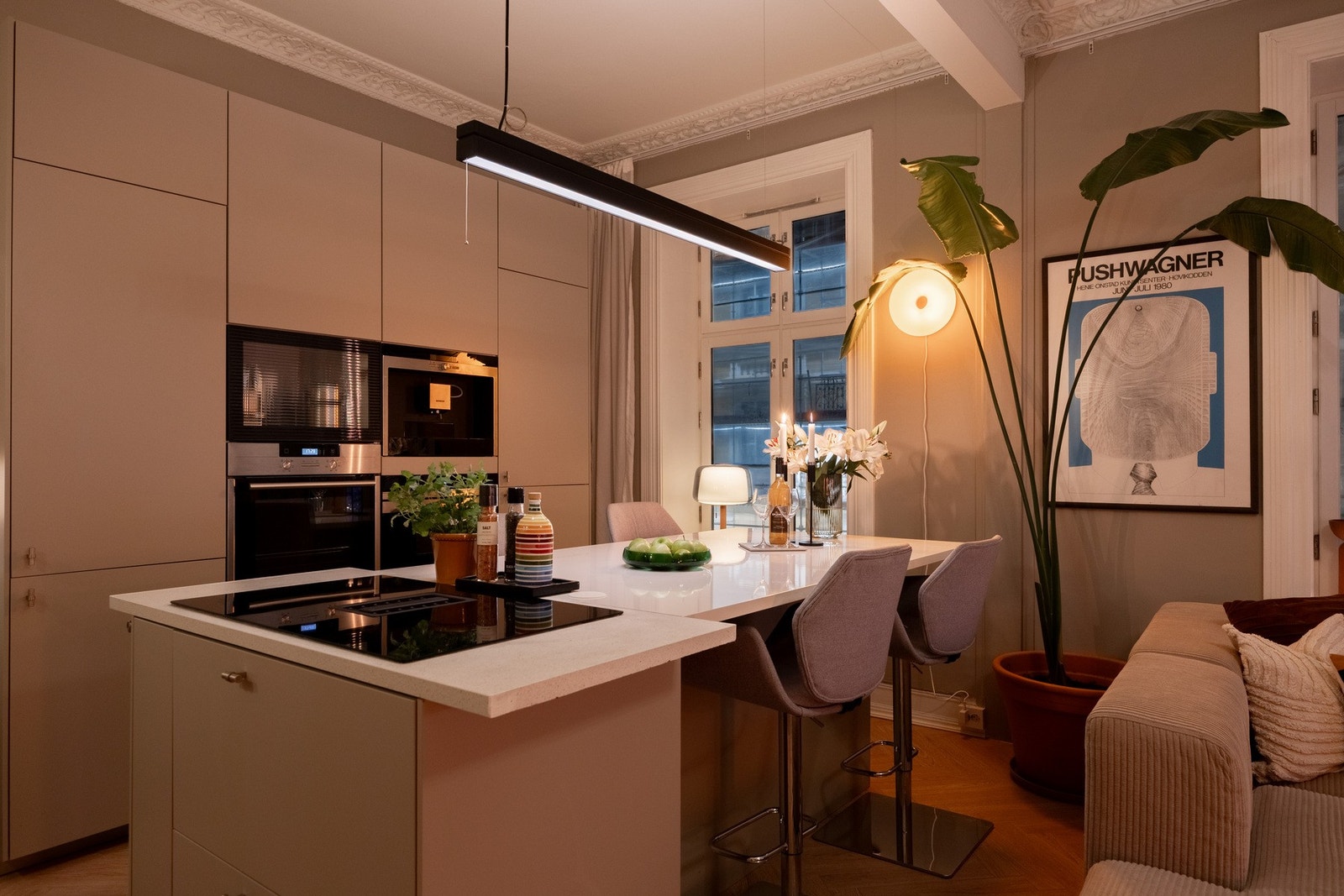 Stor kjøkkenøy med sitteplass (plass til 2 stoler til på enden) Galleribilde