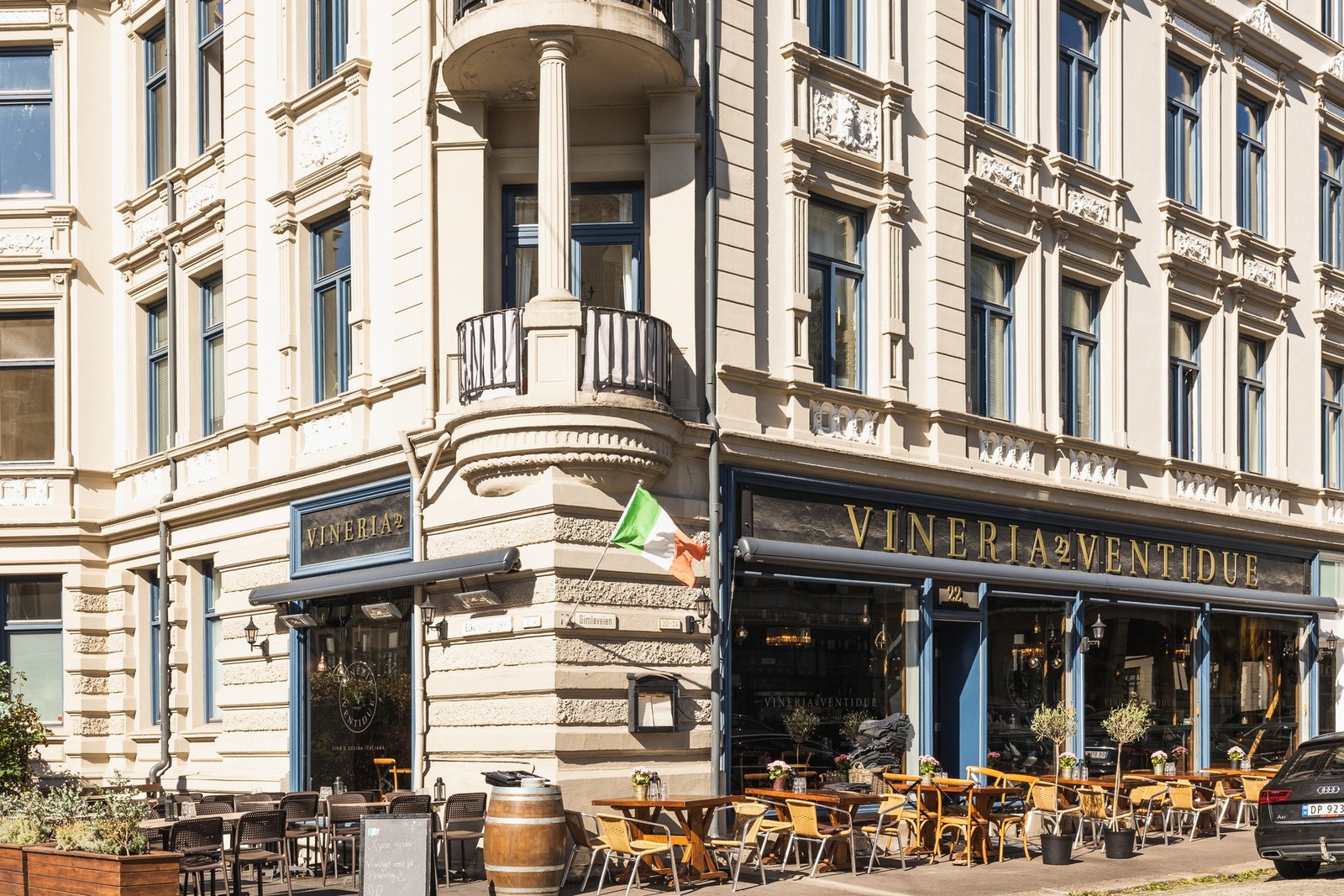 Nabolaget er fullspekket med kaféer og spisesteder. Hyggelige Vineria Ventidue like ved. Galleribilde