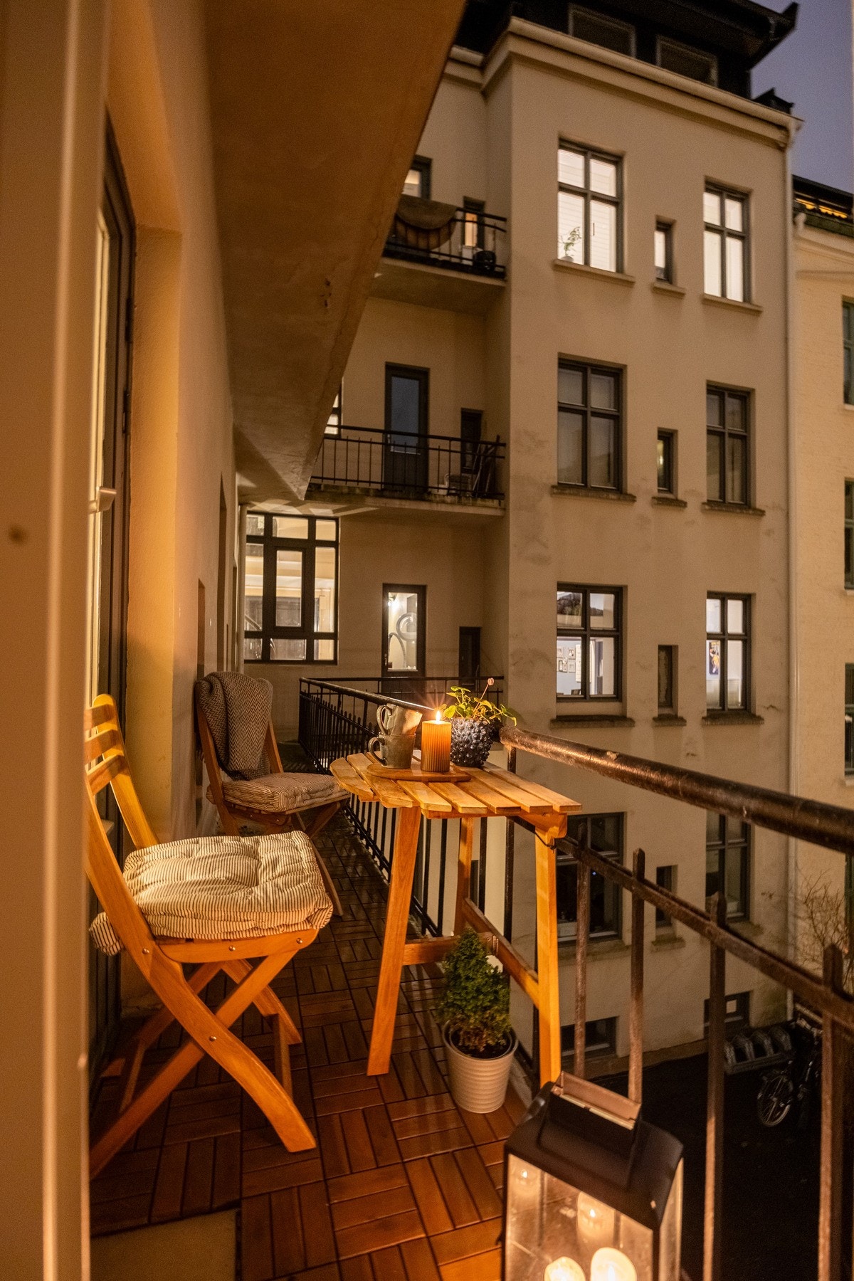 Styret jobber med å kalle inn til et ekstraordinær årsmøte hvor det skal legges frem et forslag om å montere balkonger vs. å rehabilitere nåværende brannbalkonger. Utgang blir fra hovedsoverom Galleribilde