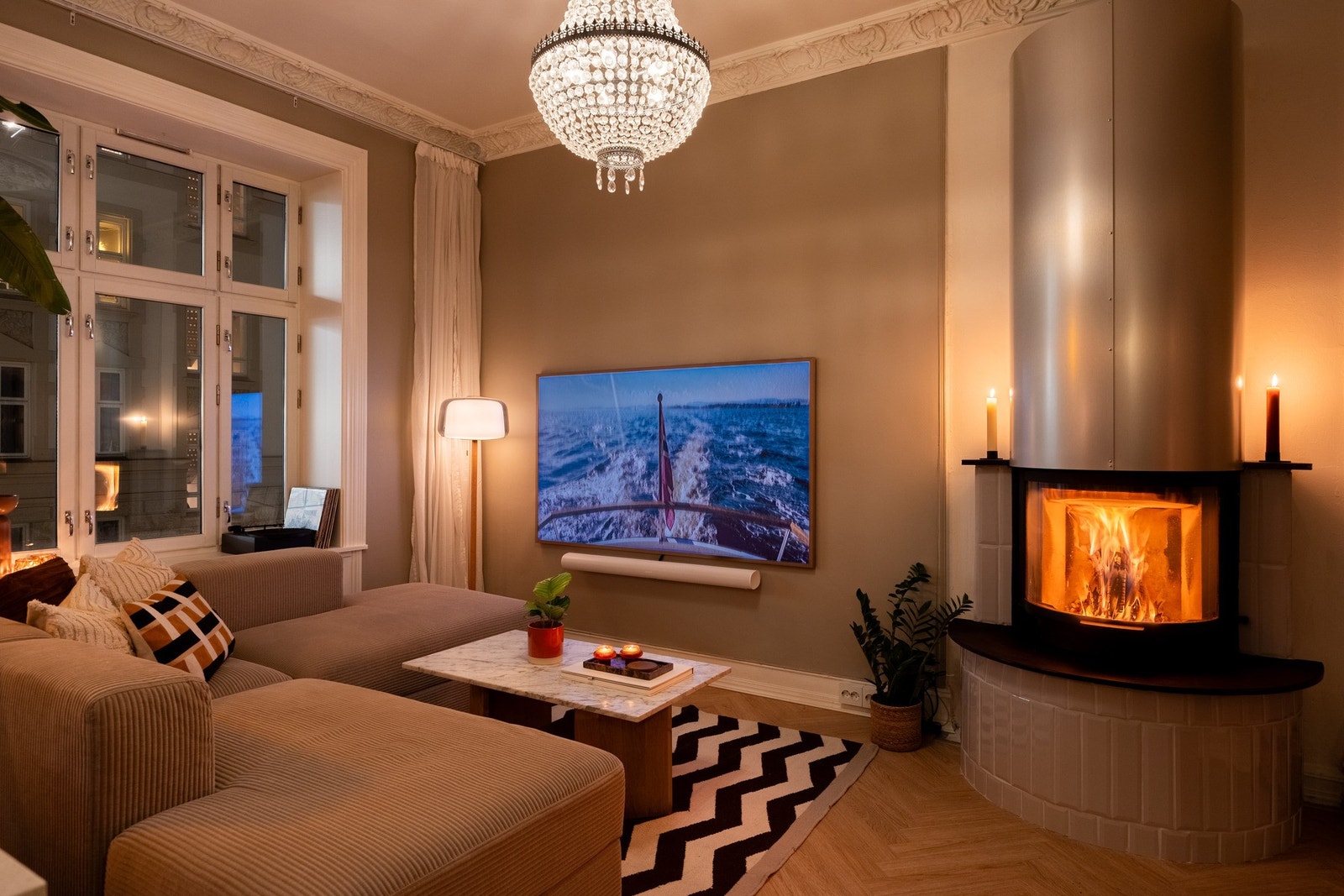 Rommet og leiligheten oppleves som luftig sammen med takhøyde på ca. 3 meter og store vindusflater Galleribilde