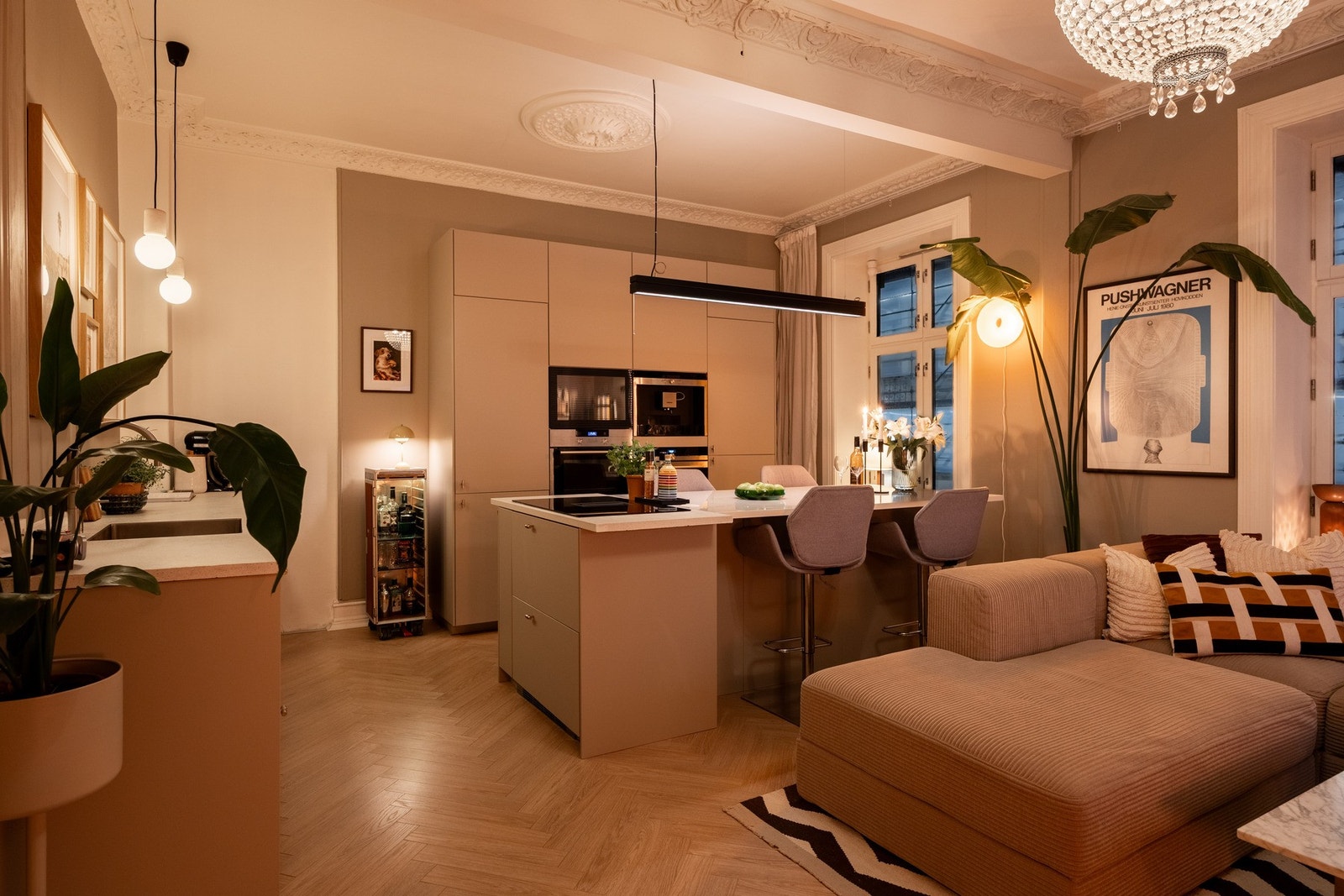 Hovedrommet er et utrolig hyggelig og sosialt allrom Galleribilde