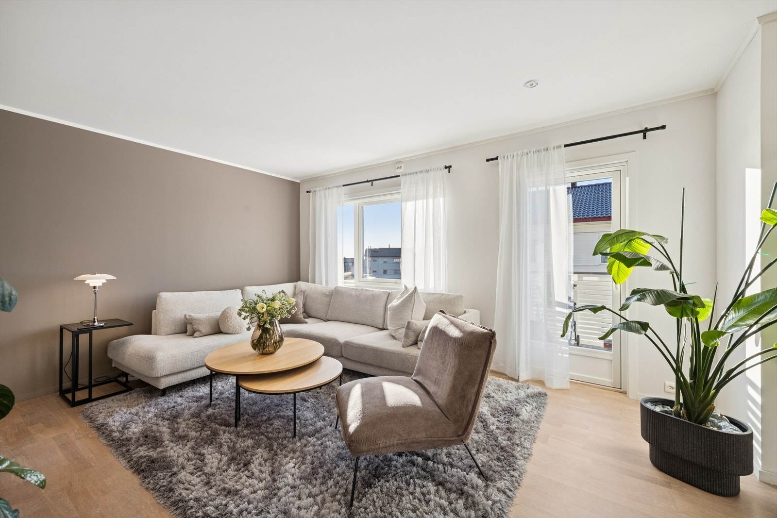 Store vindusflater slipper inn rikelig med naturlig lys. Det er god plass til en hyggelig sofagruppe, TV og tilhørende møblement. Galleribilde