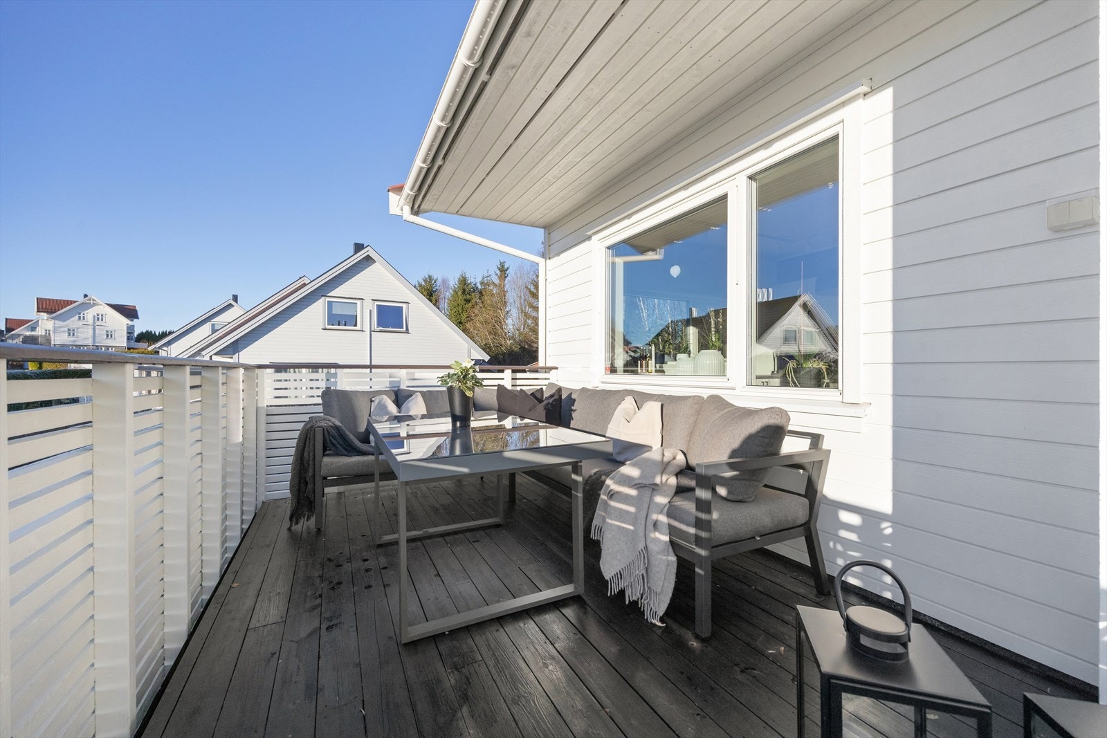 Balkongen er på ca. 13 kvm. Galleribilde