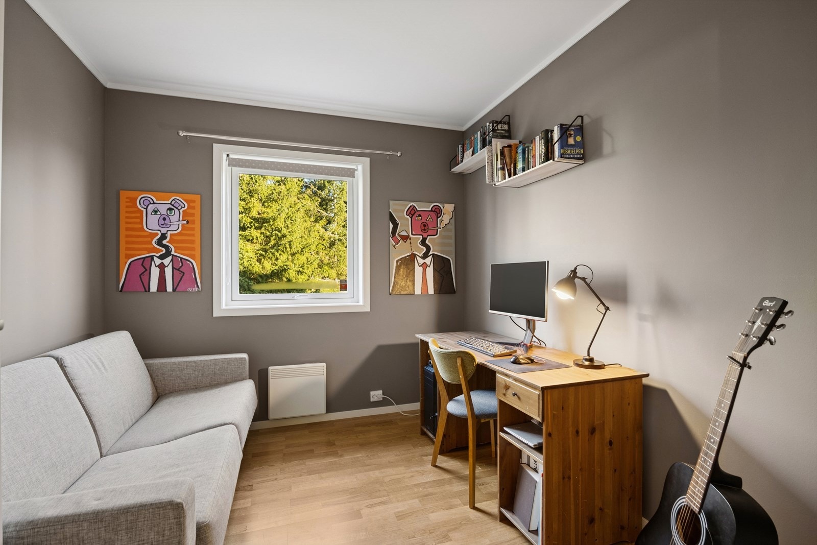 Boligens andre soverom har god plass til seng og tilhørende møblement. Dette rommet kan anvendes etter behov- om det skulle være barnerom, gjesterom eller kontor! Galleribilde